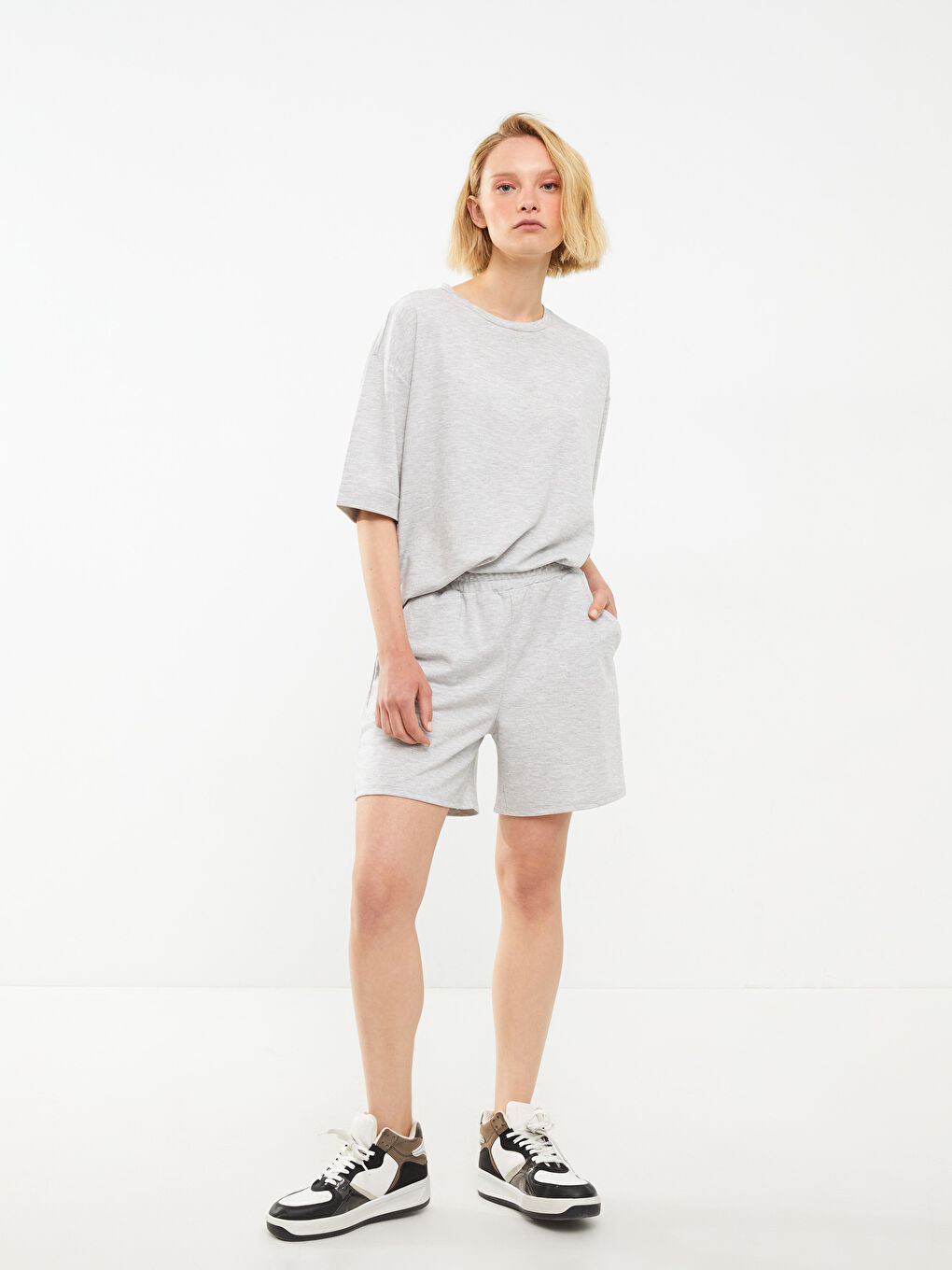 Gri Beli Lastikli Düz Cep Detaylı Kadın Şort