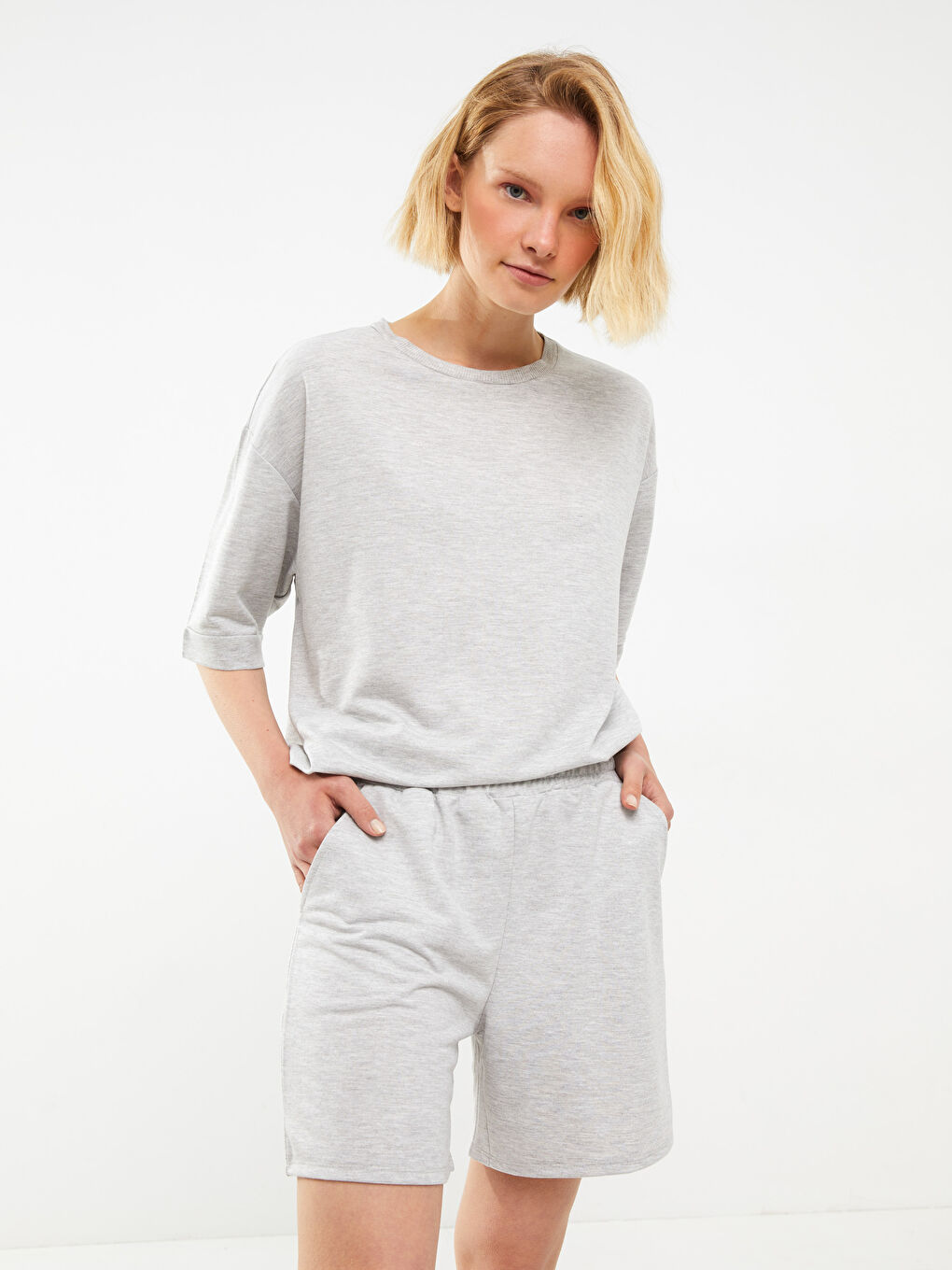 Gri Beli Lastikli Düz Cep Detaylı Kadın Şort-1