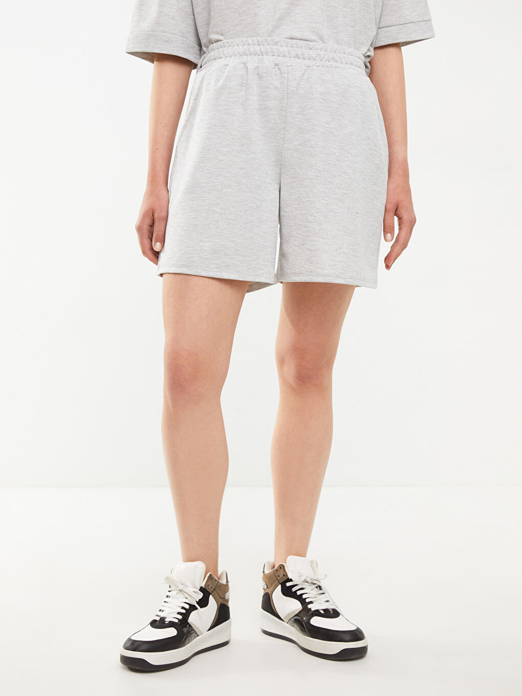 Gri Beli Lastikli Düz Cep Detaylı Kadın Şort-3