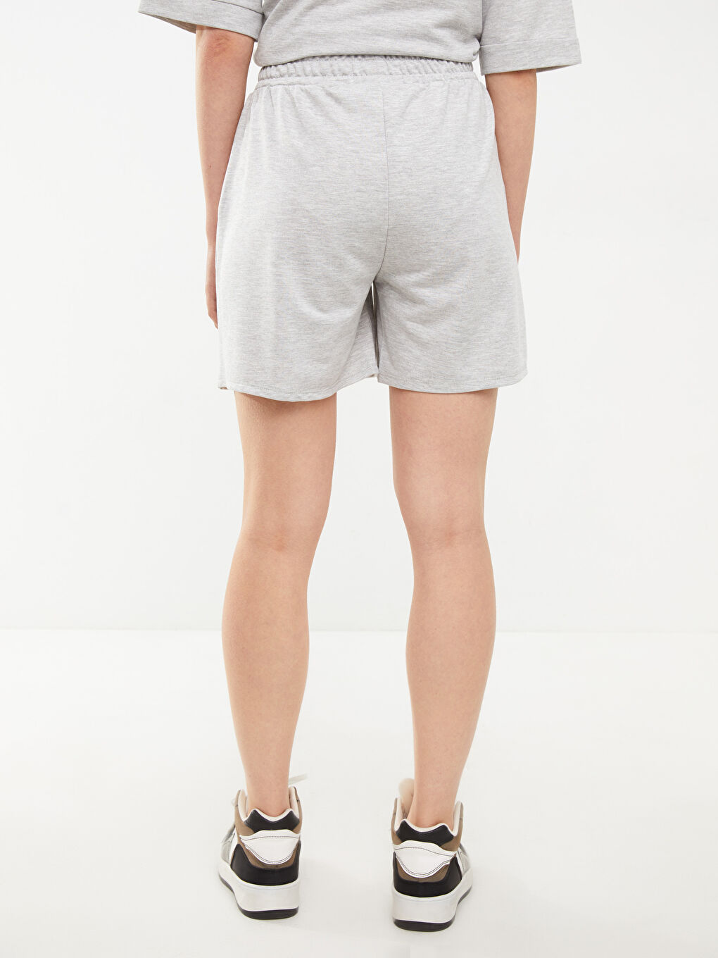 Gri Beli Lastikli Düz Cep Detaylı Kadın Şort-4