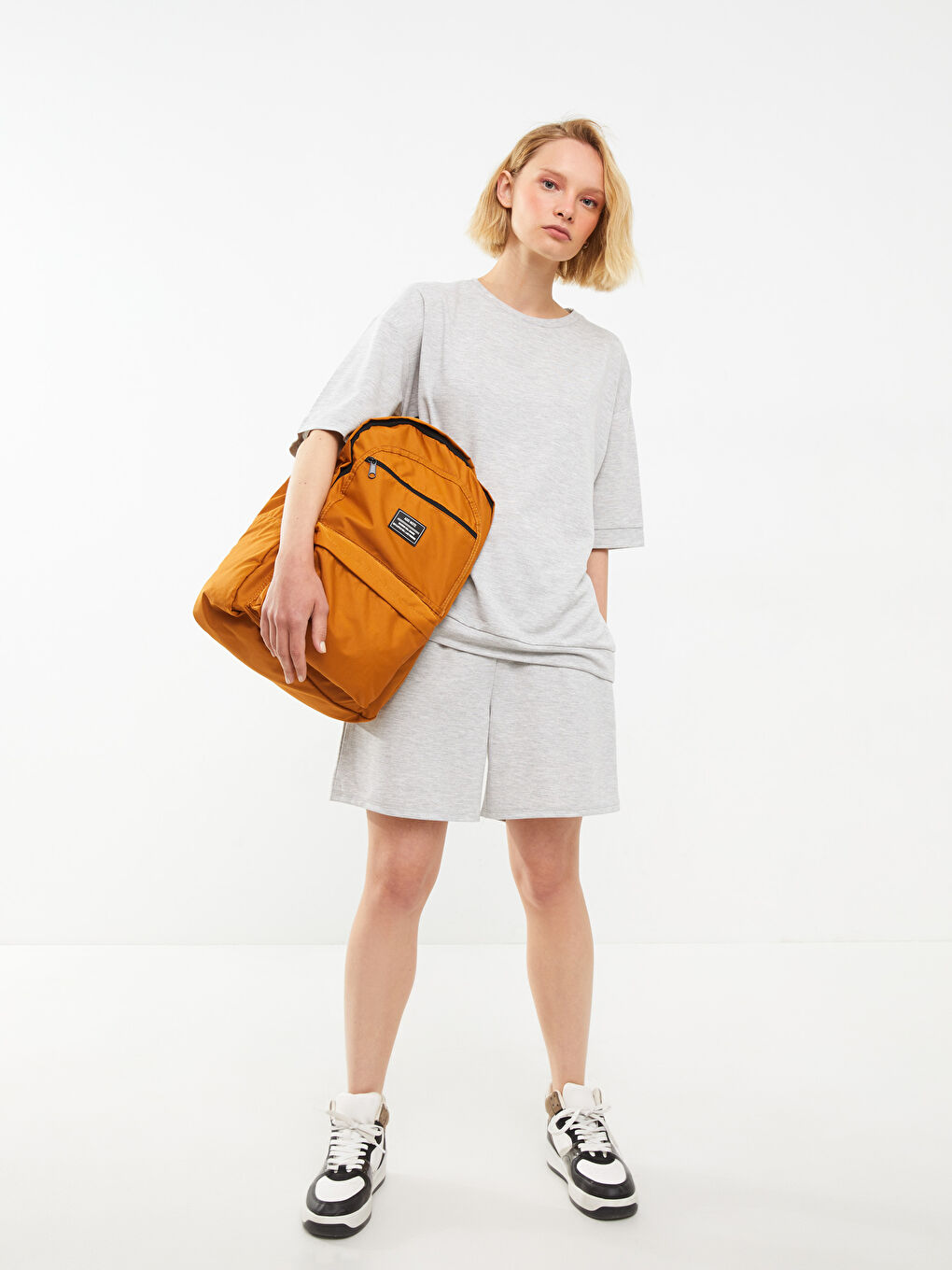 Gri Bisiklet Yaka Düz Kısa Kollu Kadın Tişört