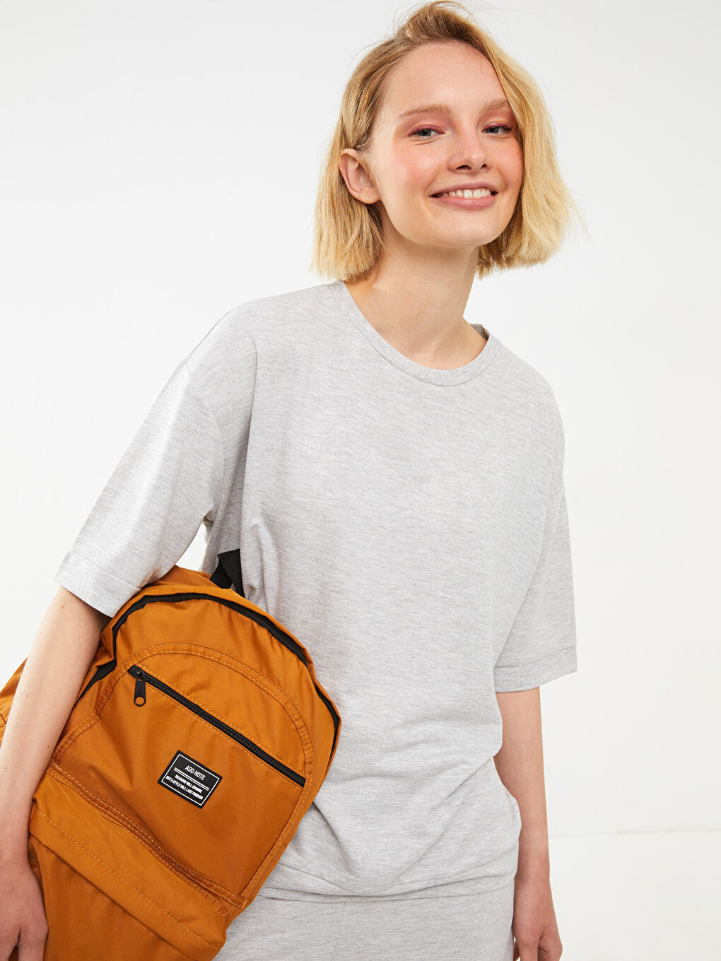 Gri Bisiklet Yaka Düz Kısa Kollu Kadın Tişört-1