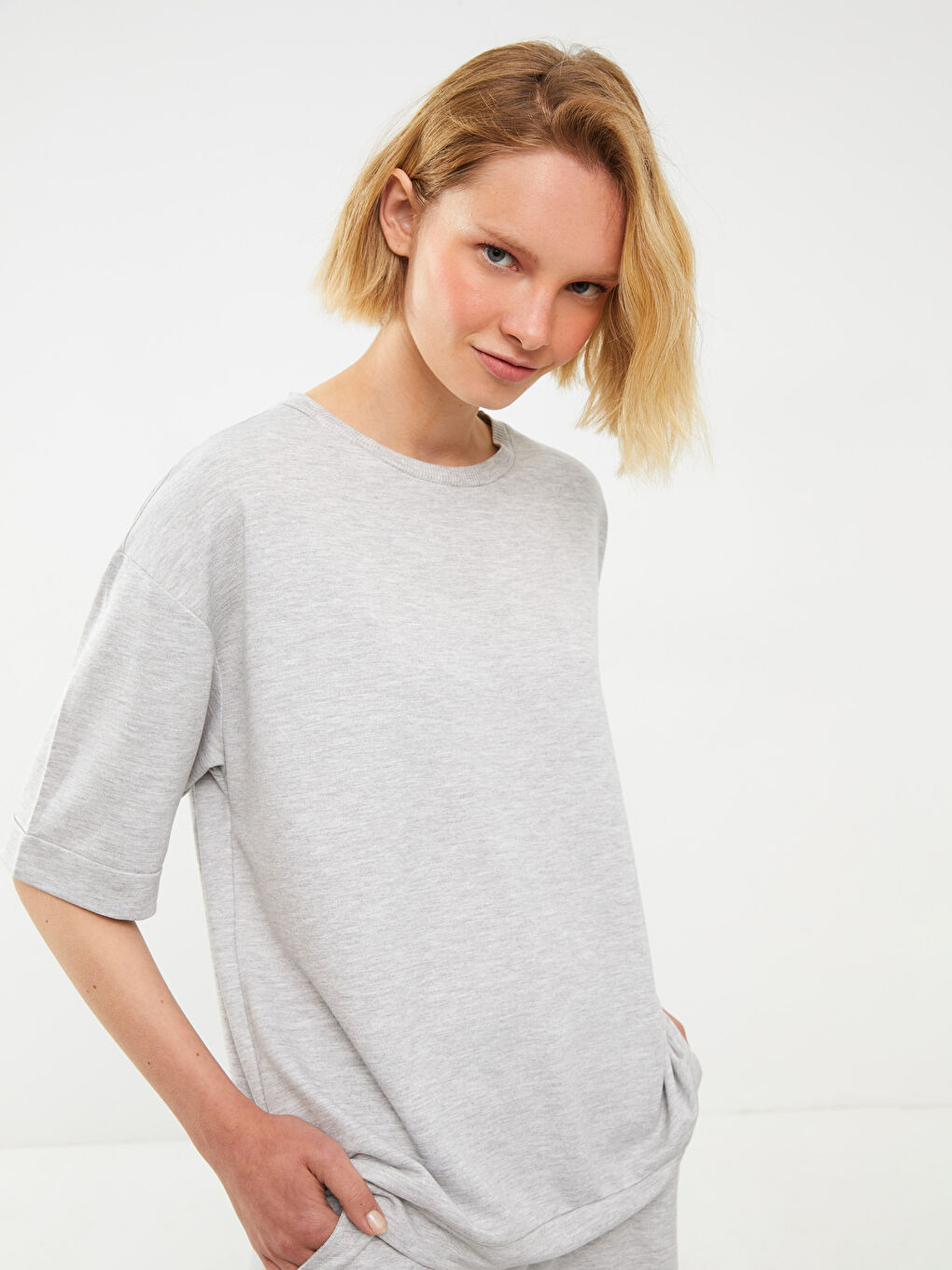 Gri Bisiklet Yaka Düz Kısa Kollu Kadın Tişört-2