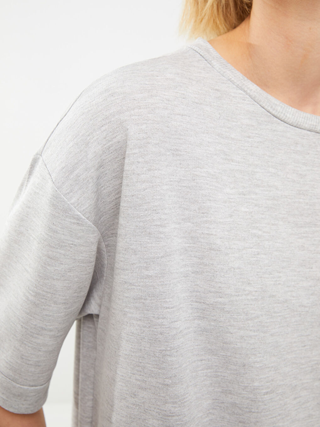 Gri Bisiklet Yaka Düz Kısa Kollu Kadın Tişört-3