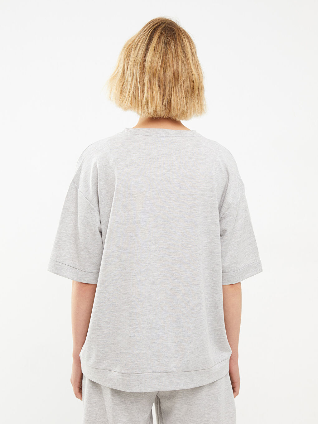 Gri Bisiklet Yaka Düz Kısa Kollu Kadın Tişört-4