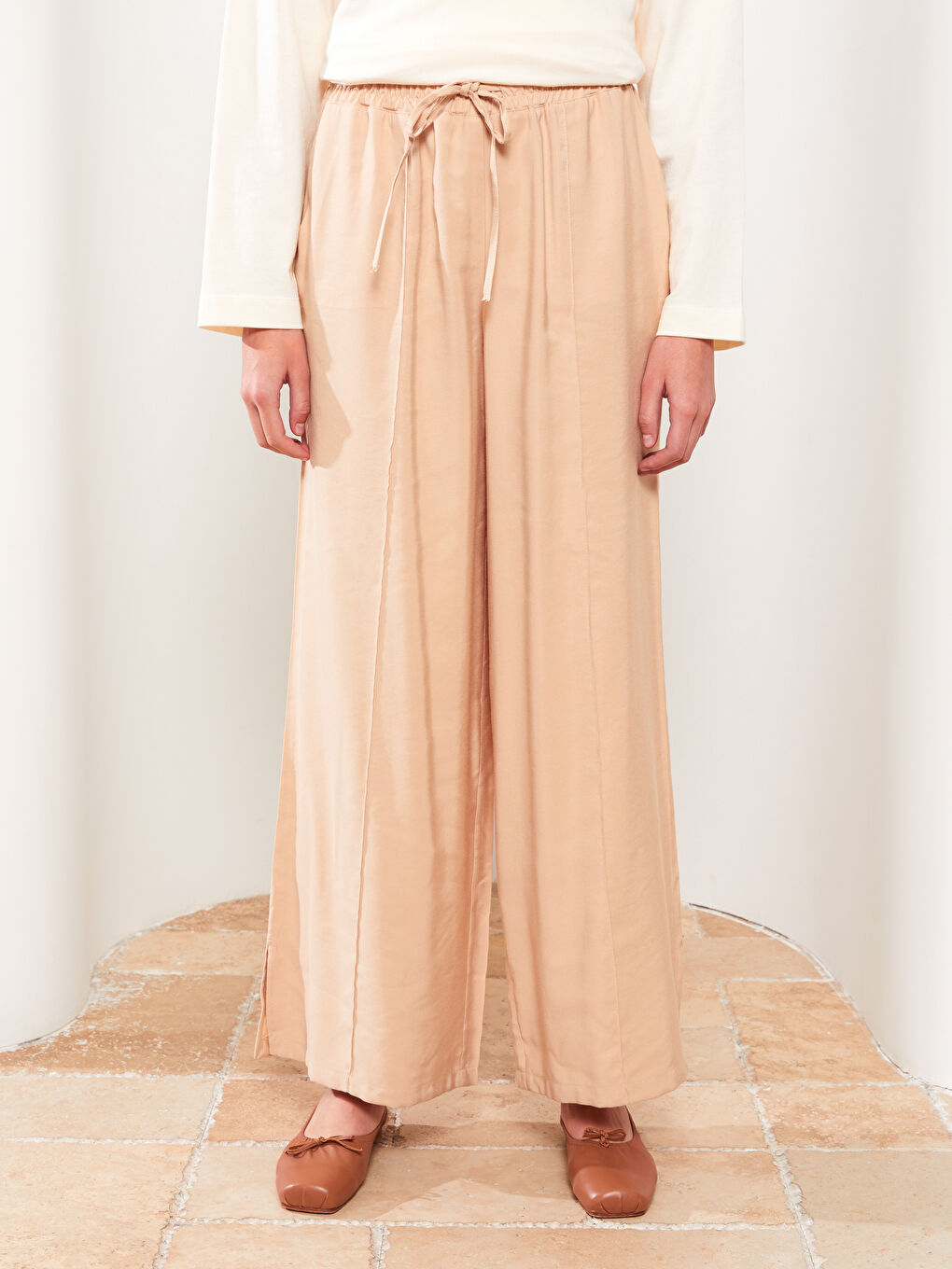 Bej Kadın Beli Lastikli Rahat Kalıp Düz Pantolon-3