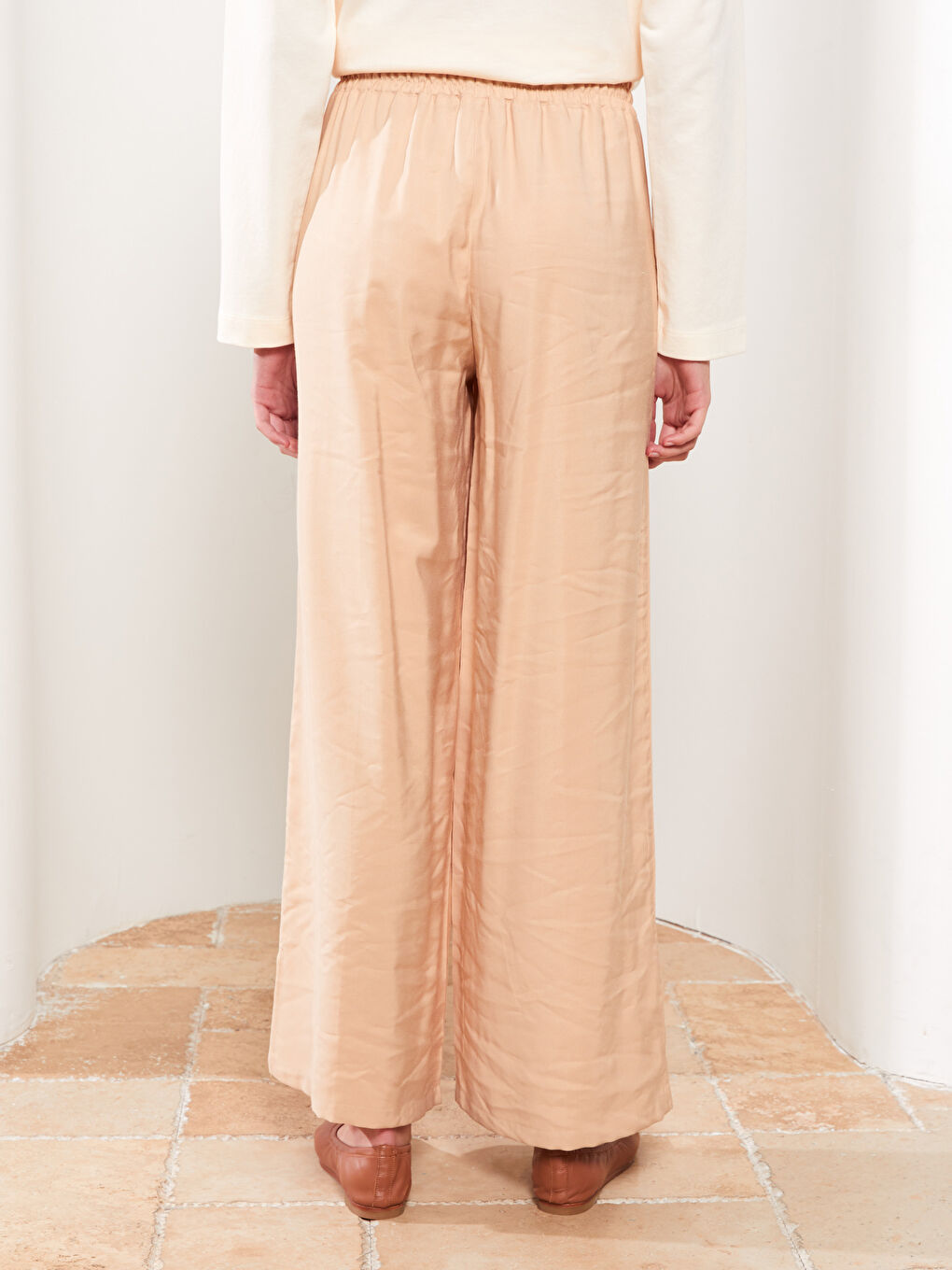 Bej Kadın Beli Lastikli Rahat Kalıp Düz Pantolon-4