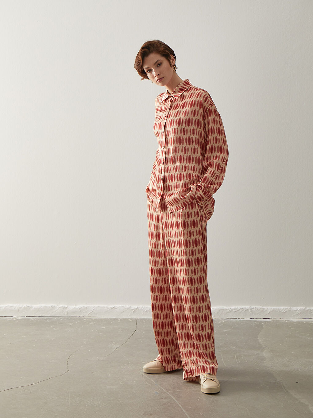 Kahverengi Gömlek Yaka Desenli Uzun Kollu Saten Kadın Bluz