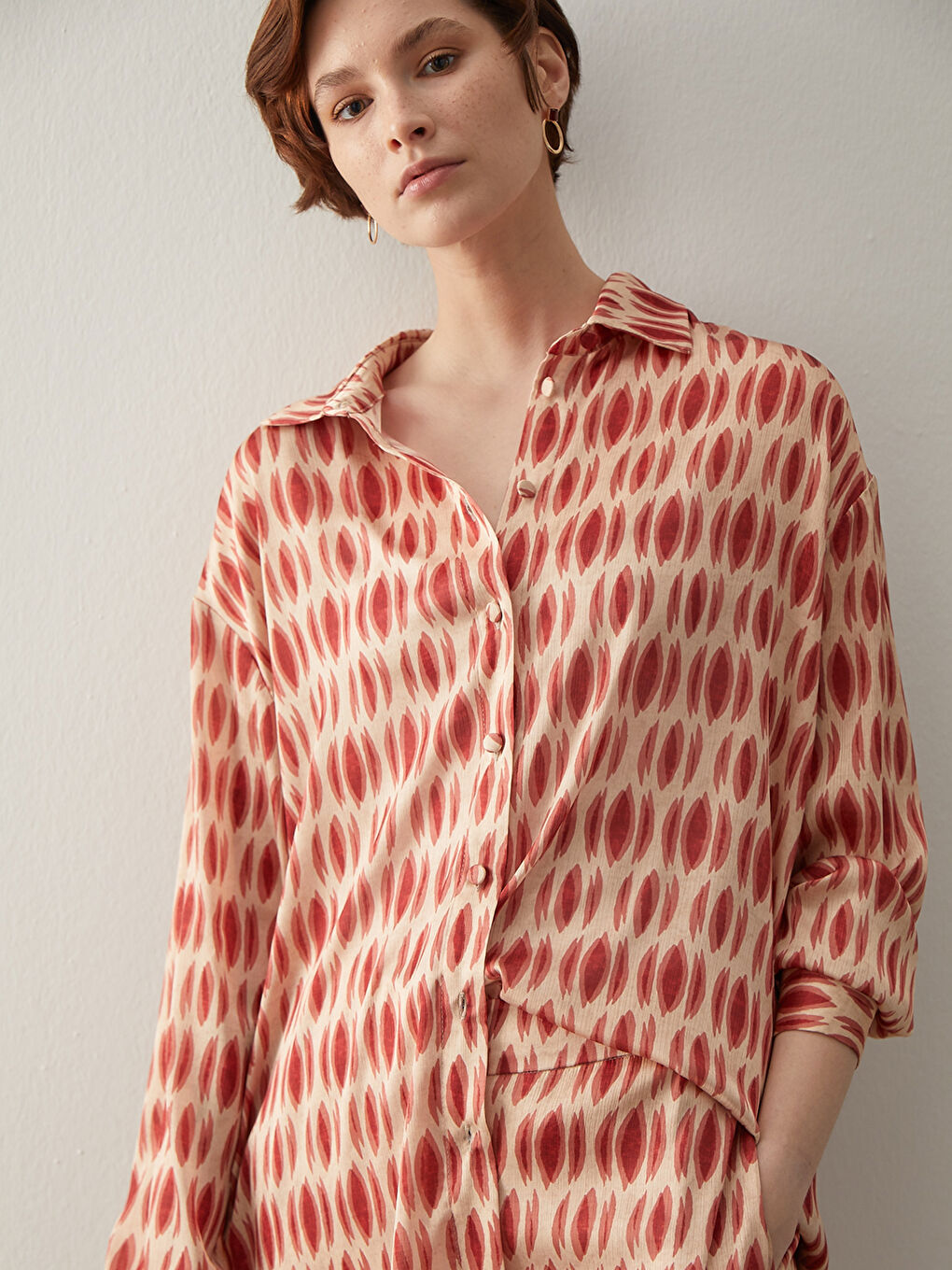 Kahverengi Gömlek Yaka Desenli Uzun Kollu Saten Kadın Bluz-1