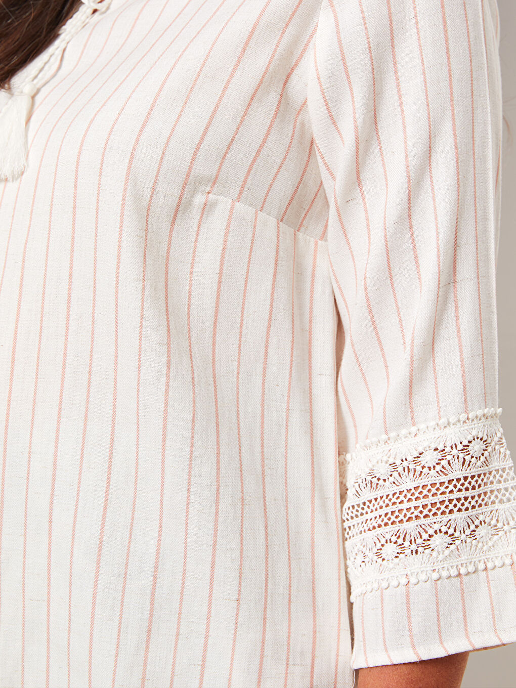 Әйелдерге арналған байламалы жаға жолақты блузка-3