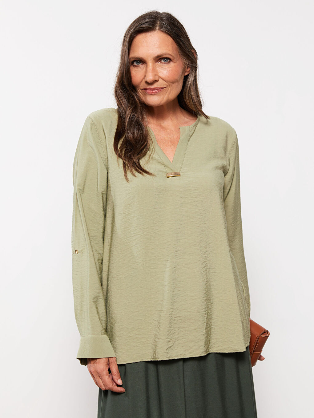 بلوزة كم طويل سادة بياقة بشق للسيدات