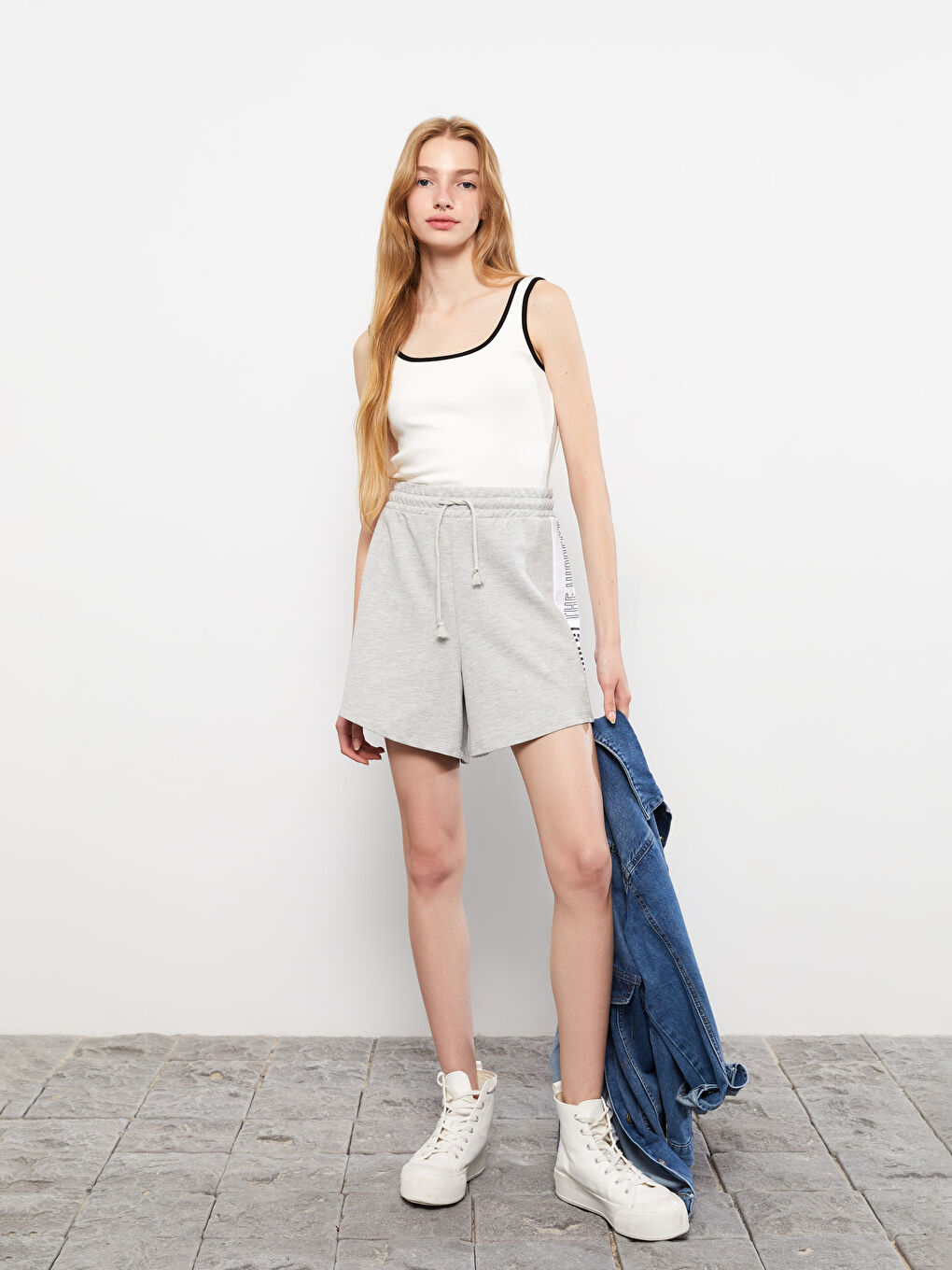 Gri Beli Lastikli Yazı Baskılı Kadın Şort