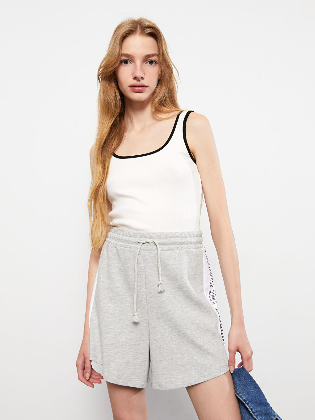 Gri Beli Lastikli Yazı Baskılı Kadın Şort-1