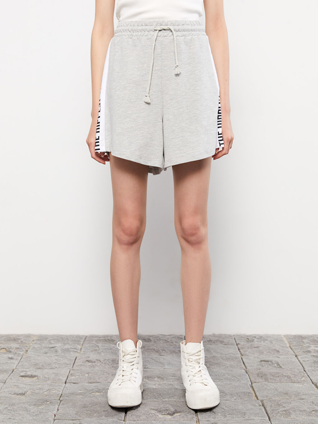 Gri Beli Lastikli Yazı Baskılı Kadın Şort-3