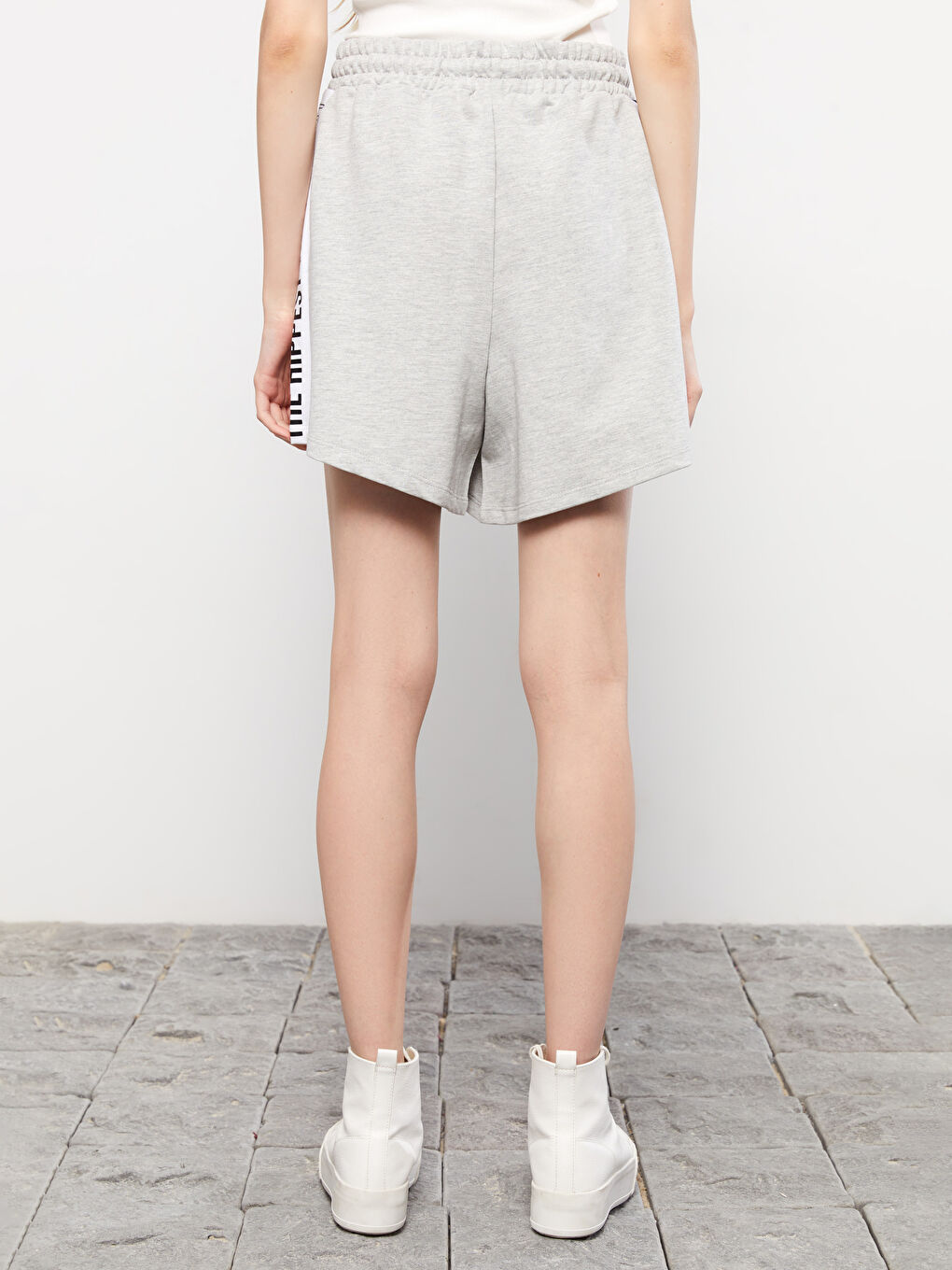 Gri Beli Lastikli Yazı Baskılı Kadın Şort-4