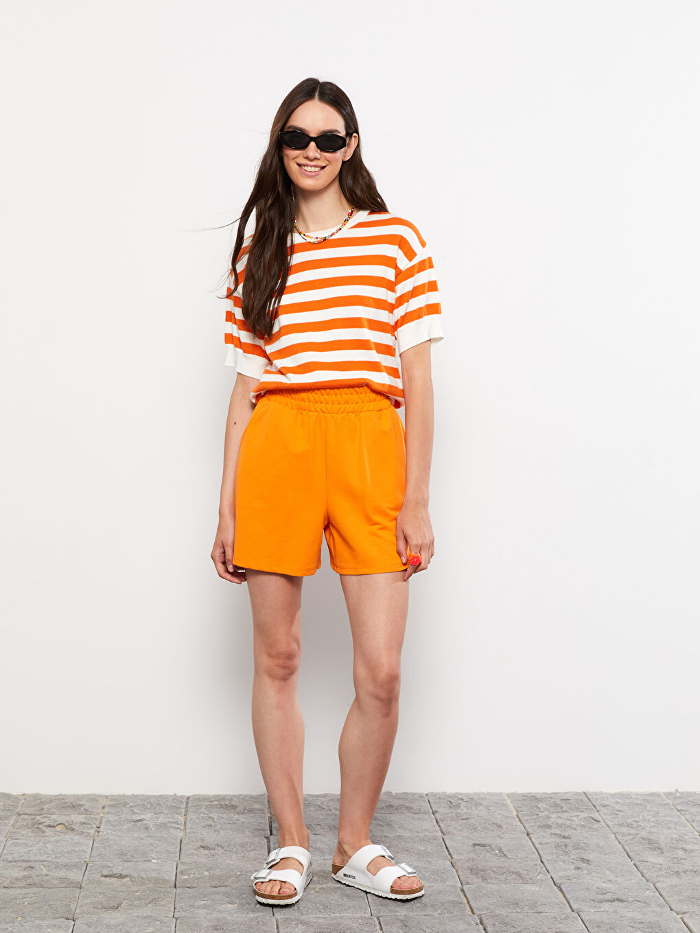 Turuncu Beli Lastikli Yazı Baskılı Kadın Şort-2