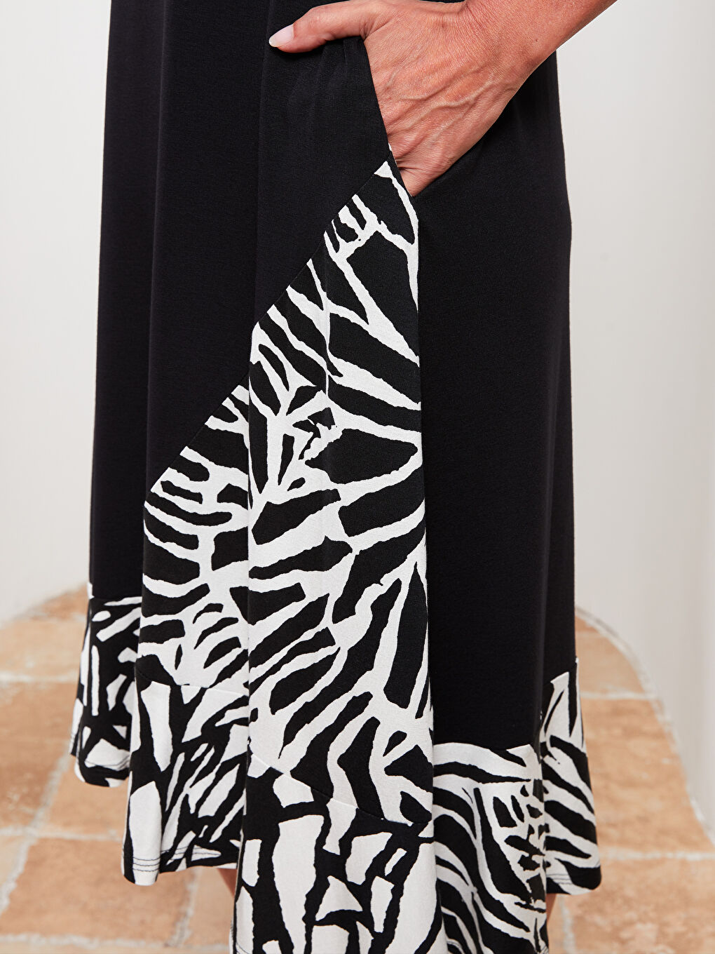 Siyah Bisiklet Yaka Desenli Kısa Kollu Kadın Elbise-2