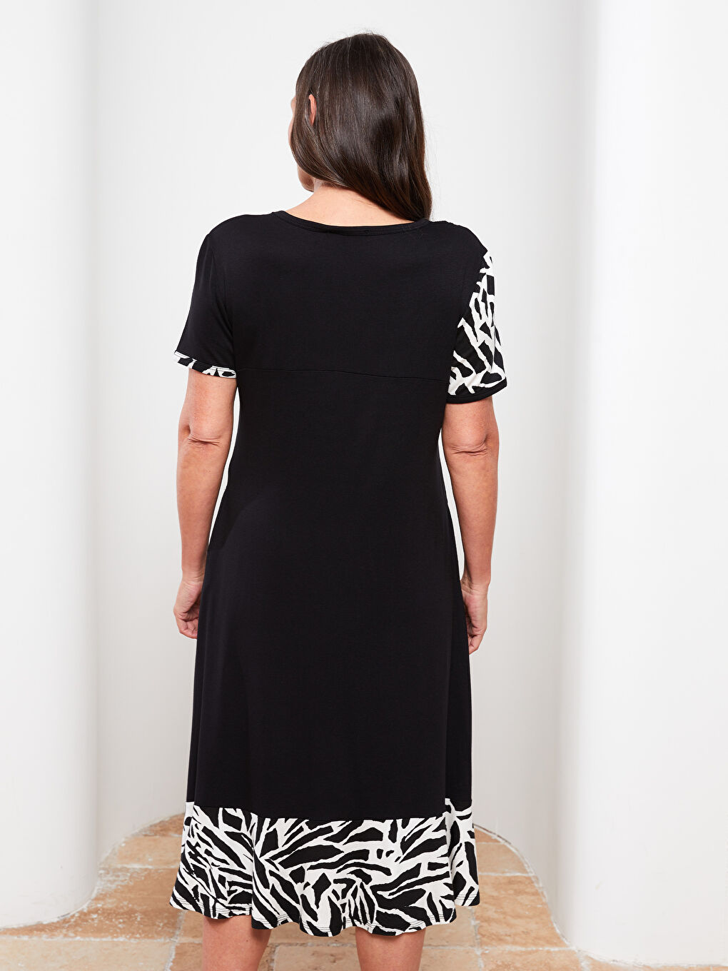 Siyah Bisiklet Yaka Desenli Kısa Kollu Kadın Elbise-3