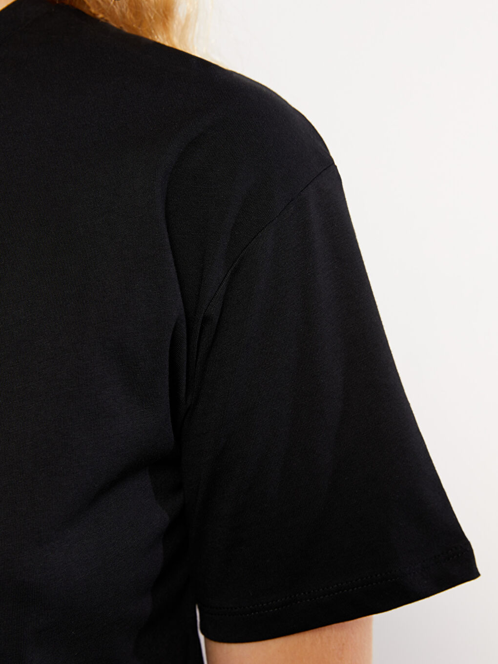 Siyah Bisiklet Yaka Düz Kısa Kollu Pamuklu Kadın Tişört-4