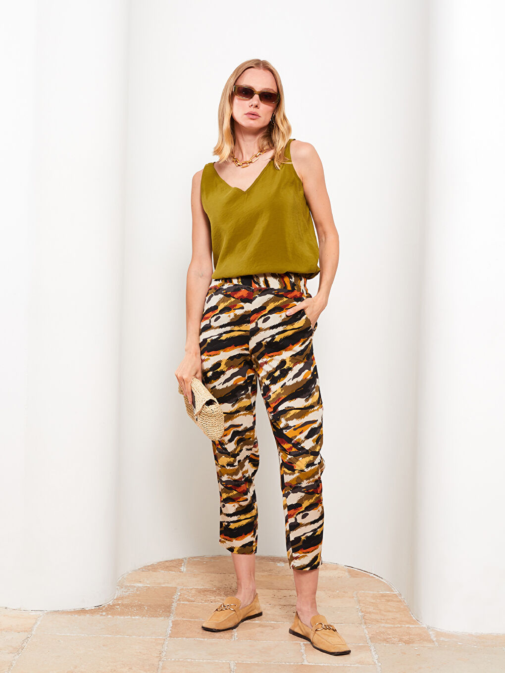 Kahverengi Beli Lastikli Rahat Kalıp Desenli Viskon Kadın Pantolon-1