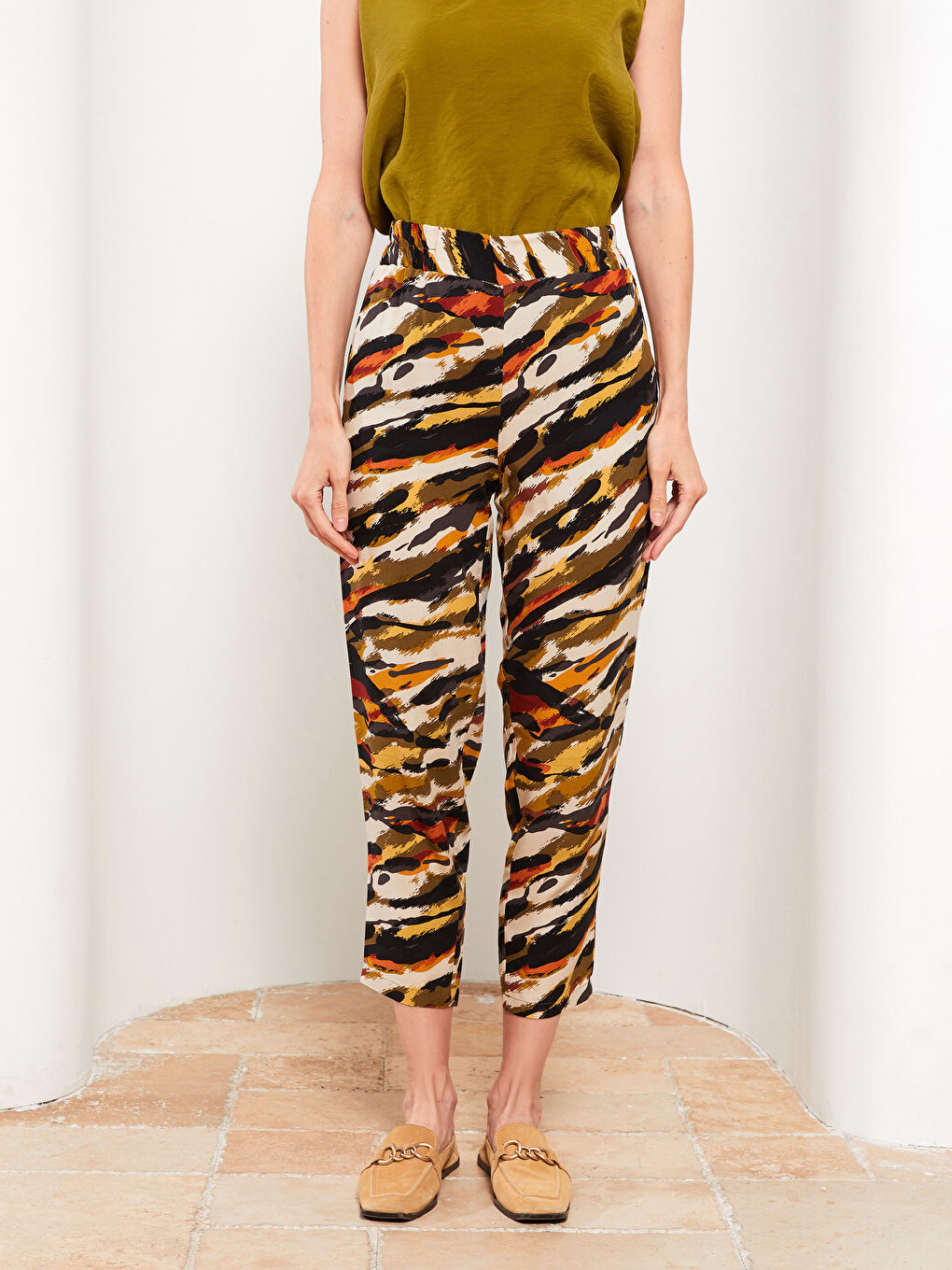 Kahverengi Beli Lastikli Rahat Kalıp Desenli Viskon Kadın Pantolon-3