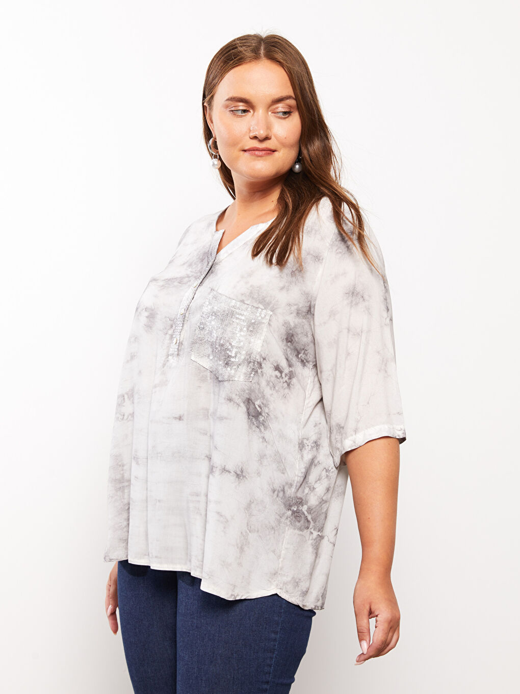 Gri Kaçık Yaka Batik Desenli Kısa Kollu Viskon Kadın Bluz-1