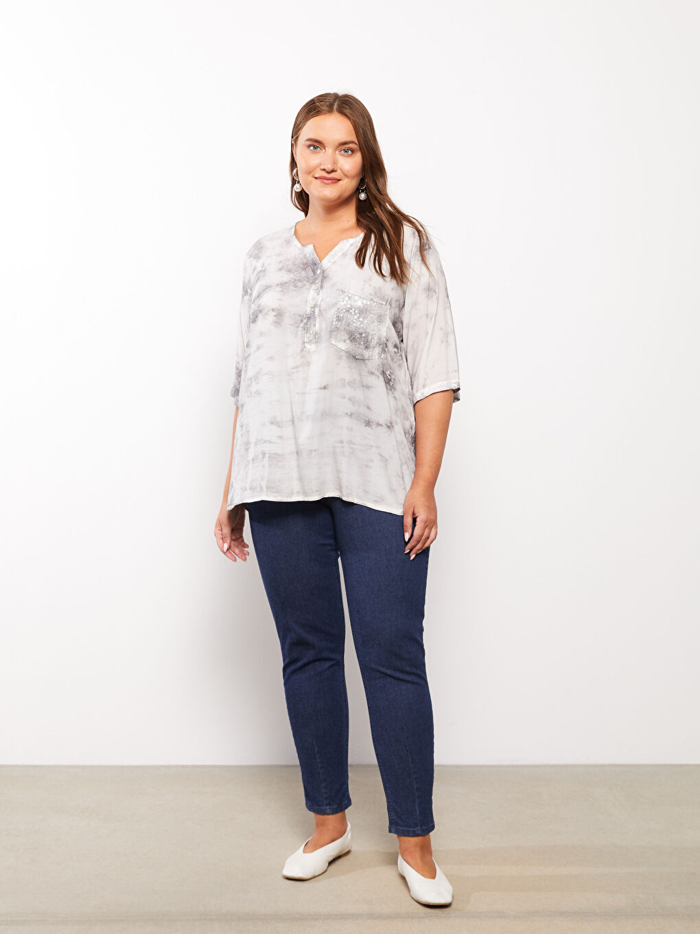 Gri Kaçık Yaka Batik Desenli Kısa Kollu Viskon Kadın Bluz-2