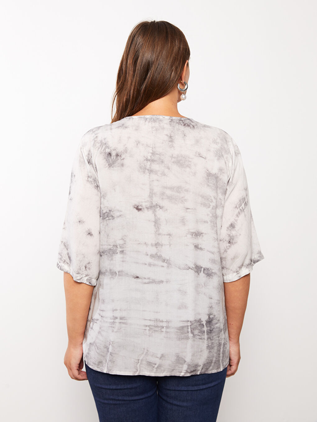 Gri Kaçık Yaka Batik Desenli Kısa Kollu Viskon Kadın Bluz-4