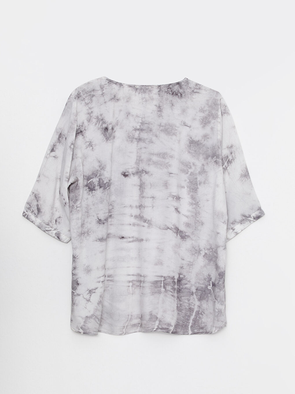 Gri Kaçık Yaka Batik Desenli Kısa Kollu Viskon Kadın Bluz-6