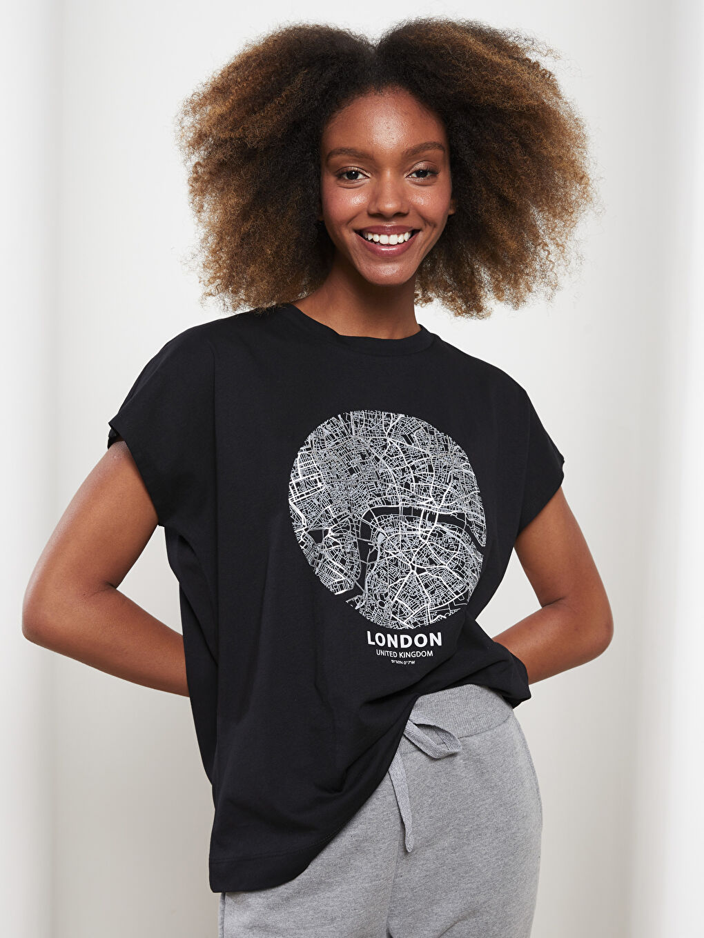 Siyah Bisiklet Yaka Baskılı Kısa Kollu Pamuklu Kadın Tişört-1