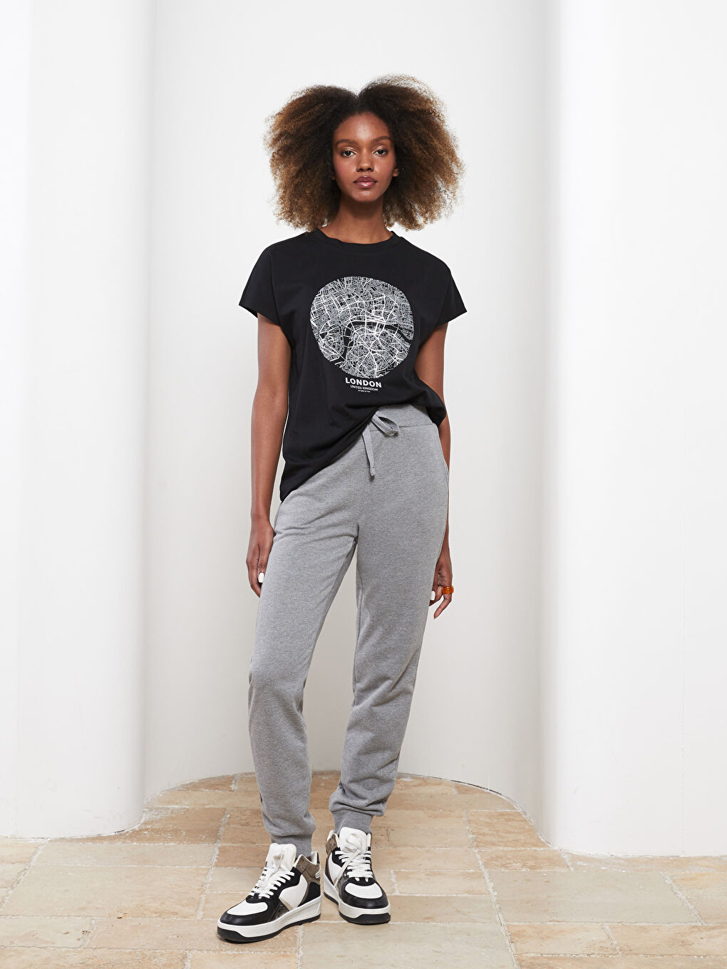 Siyah Bisiklet Yaka Baskılı Kısa Kollu Pamuklu Kadın Tişört-2