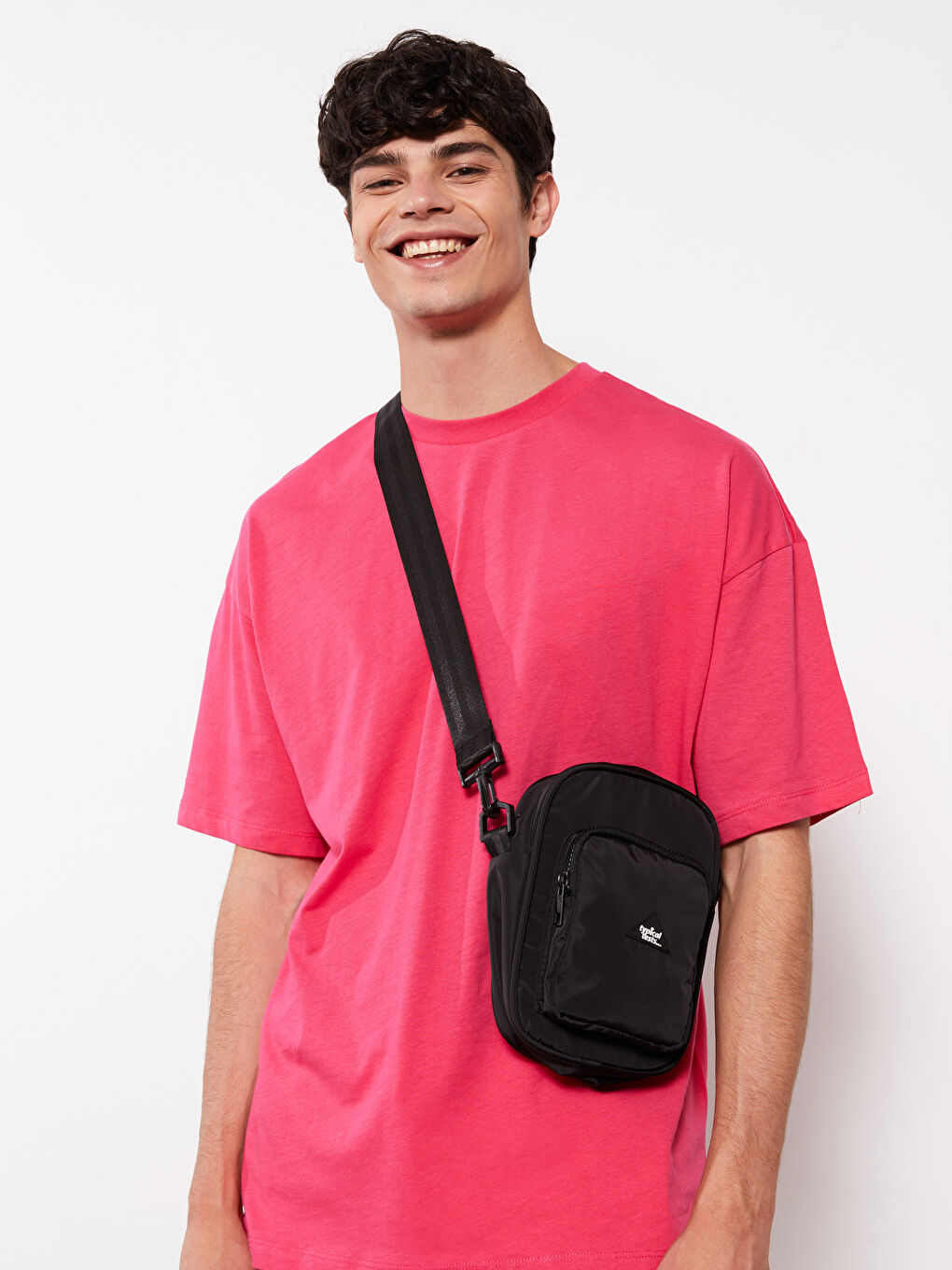 حقائب كروس بودي ومحافظ مطبوعة للرجال