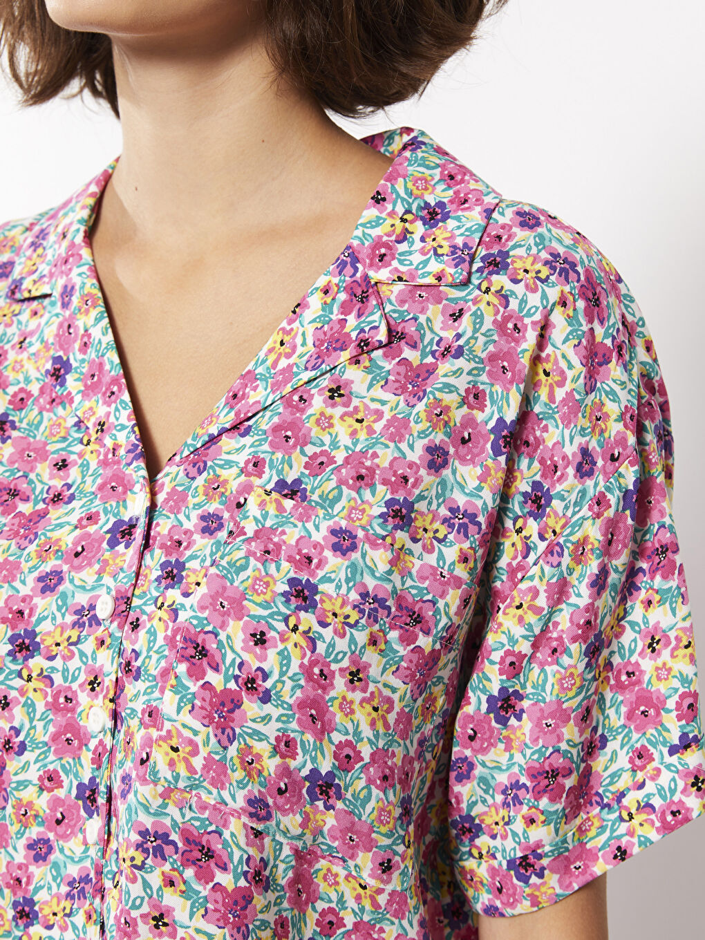 Pembe Önden Düğme Kapamalı Çiçekli Kısa Kollu Viskon Kadın Gömlek-3