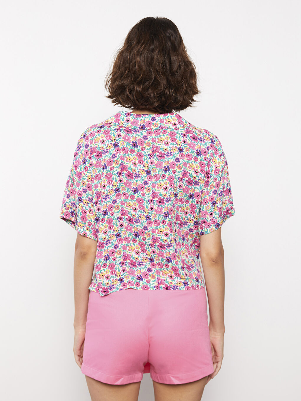 Pembe Önden Düğme Kapamalı Çiçekli Kısa Kollu Viskon Kadın Gömlek-4