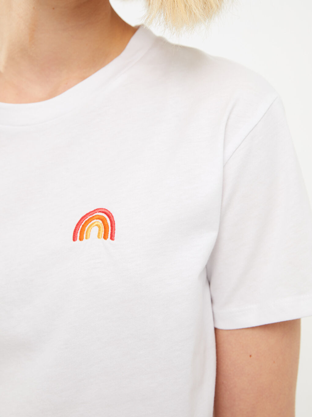 Beyaz Bisiklet Yaka Baskılı Kısa Kollu Pamuklu Kadın Tişört-1