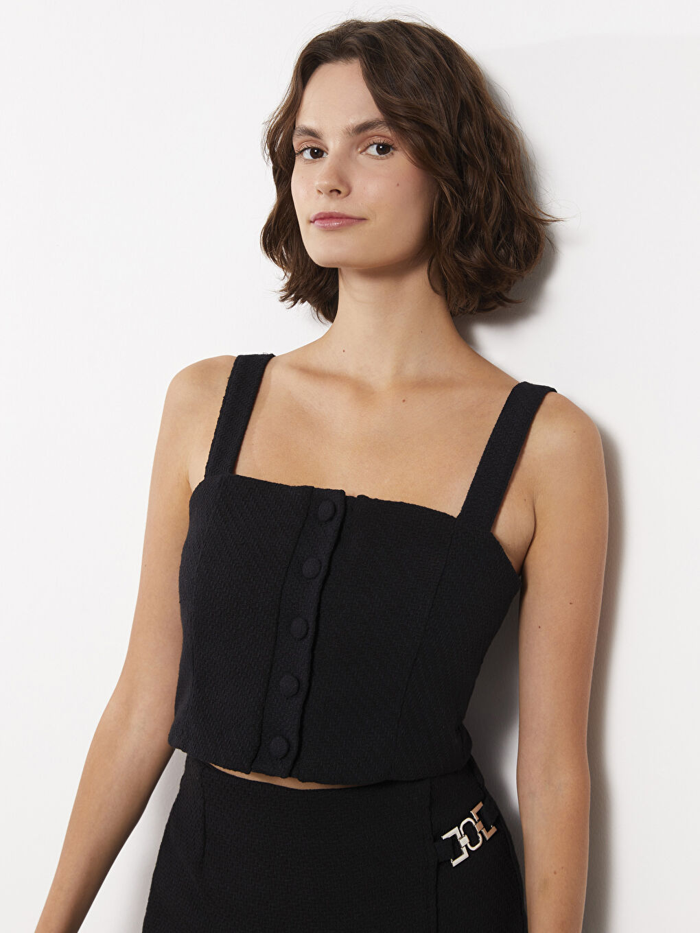 Siyah Kare Yaka Düz Askılı Crop Kadın Bluz