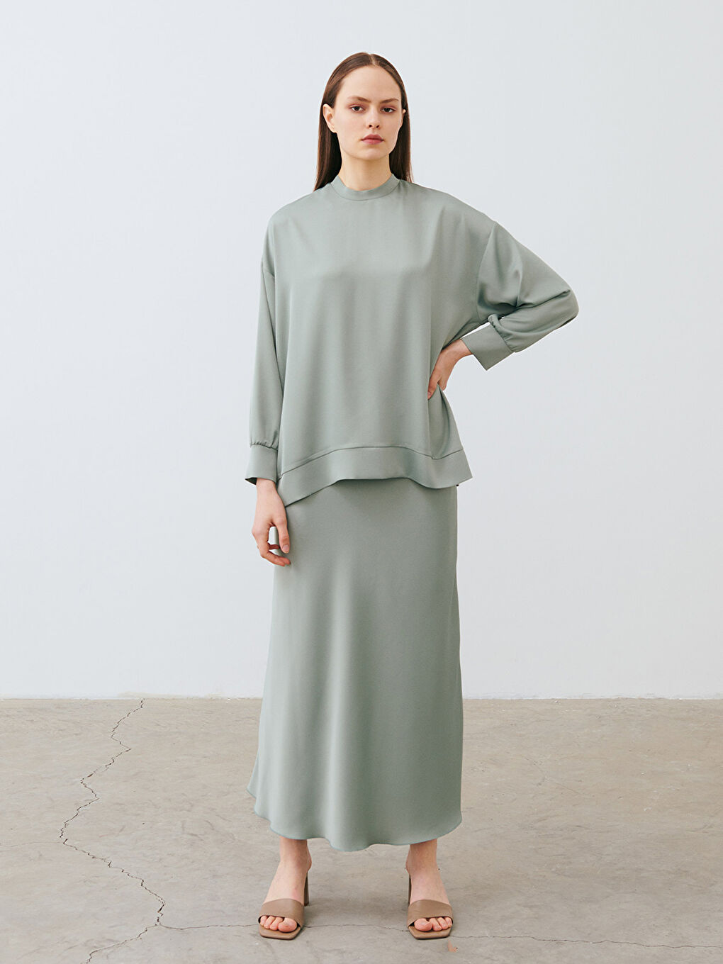 Yeşil Dik Yaka Düz Uzun Kollu Saten Kadın Tunik ve Etek Takım