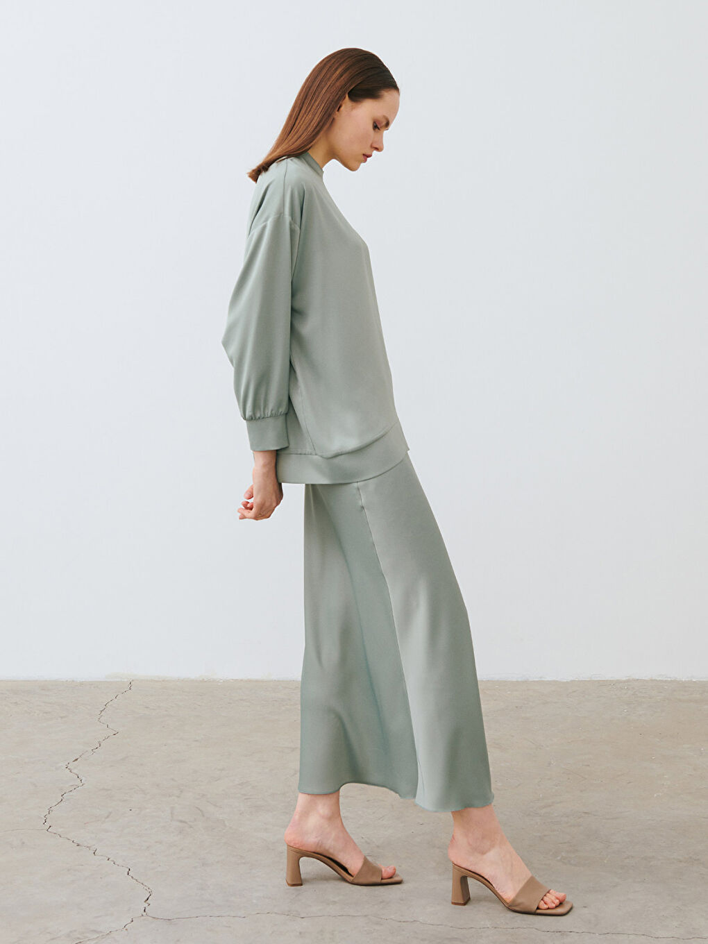 Yeşil Dik Yaka Düz Uzun Kollu Saten Kadın Tunik ve Etek Takım-2