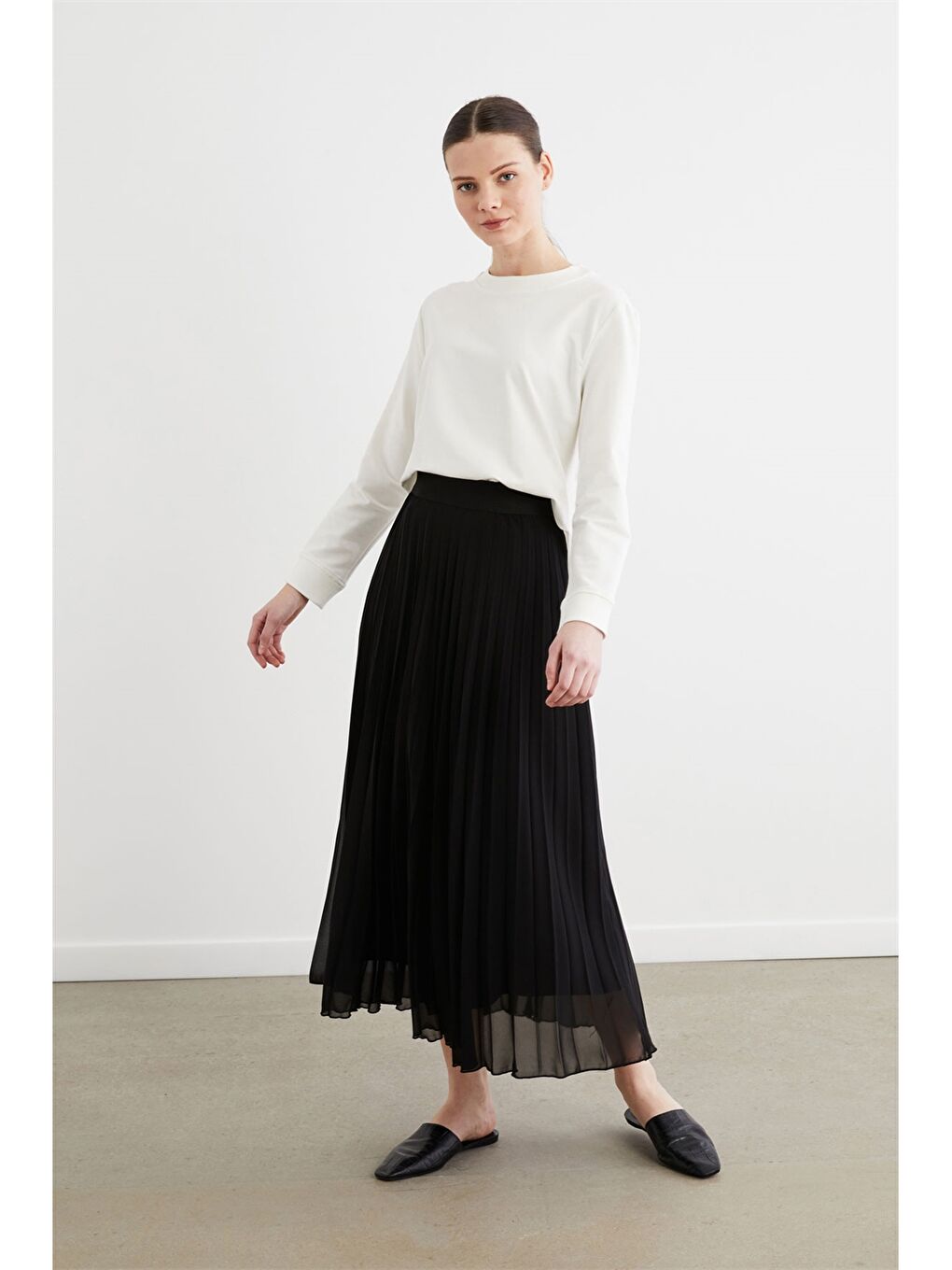 Siyah Düz Pileli Şifon Kadın Etek-1