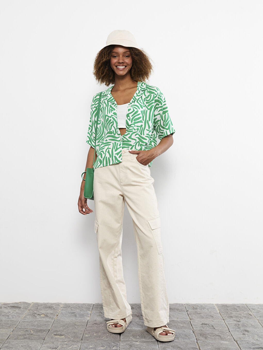 Chemise Pour Femmes En Viscose À Manches Courtes Imprimée Avec Fermeture Boutonnée Sur Le Devant