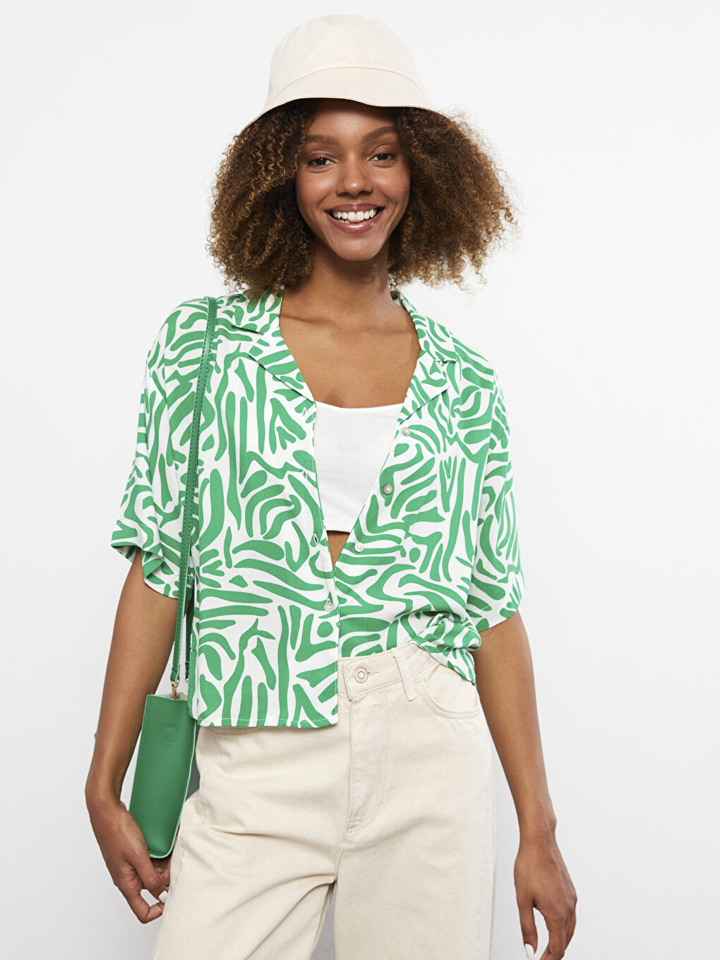Chemise Pour Femmes En Viscose À Manches Courtes Imprimée Avec Fermeture Boutonnée Sur Le Devant-1