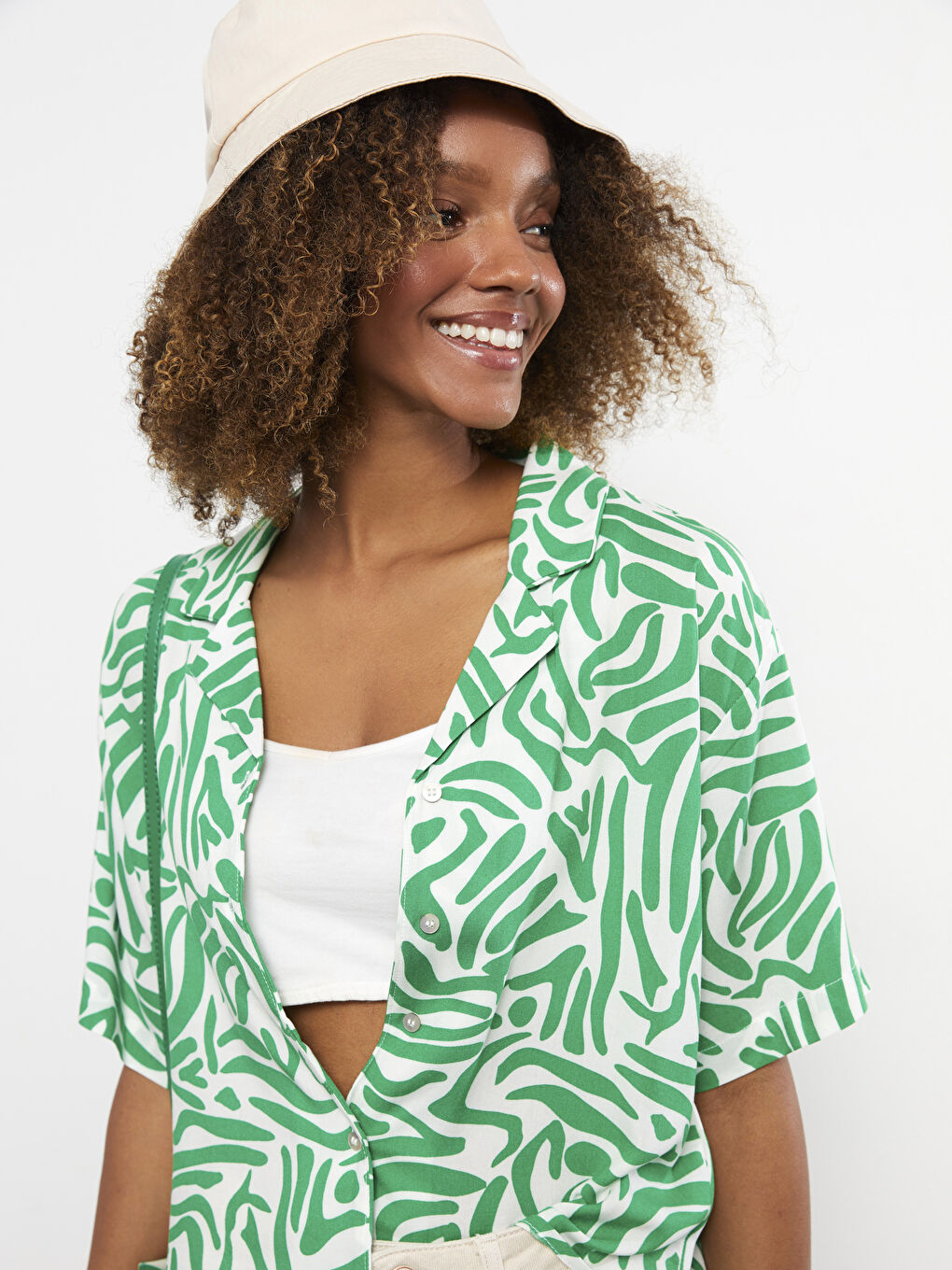 Chemise Pour Femmes En Viscose À Manches Courtes Imprimée Avec Fermeture Boutonnée Sur Le Devant-2