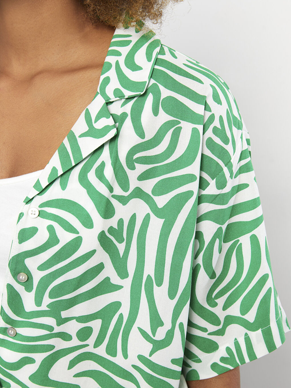 Chemise Pour Femmes En Viscose À Manches Courtes Imprimée Avec Fermeture Boutonnée Sur Le Devant-3