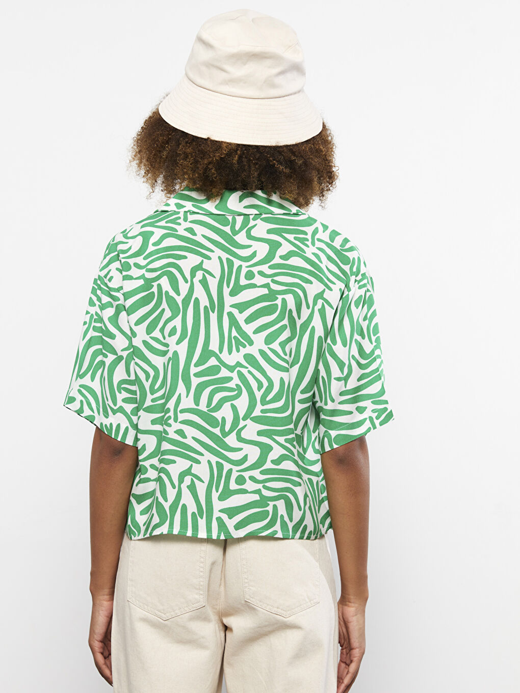 Chemise Pour Femmes En Viscose À Manches Courtes Imprimée Avec Fermeture Boutonnée Sur Le Devant-4