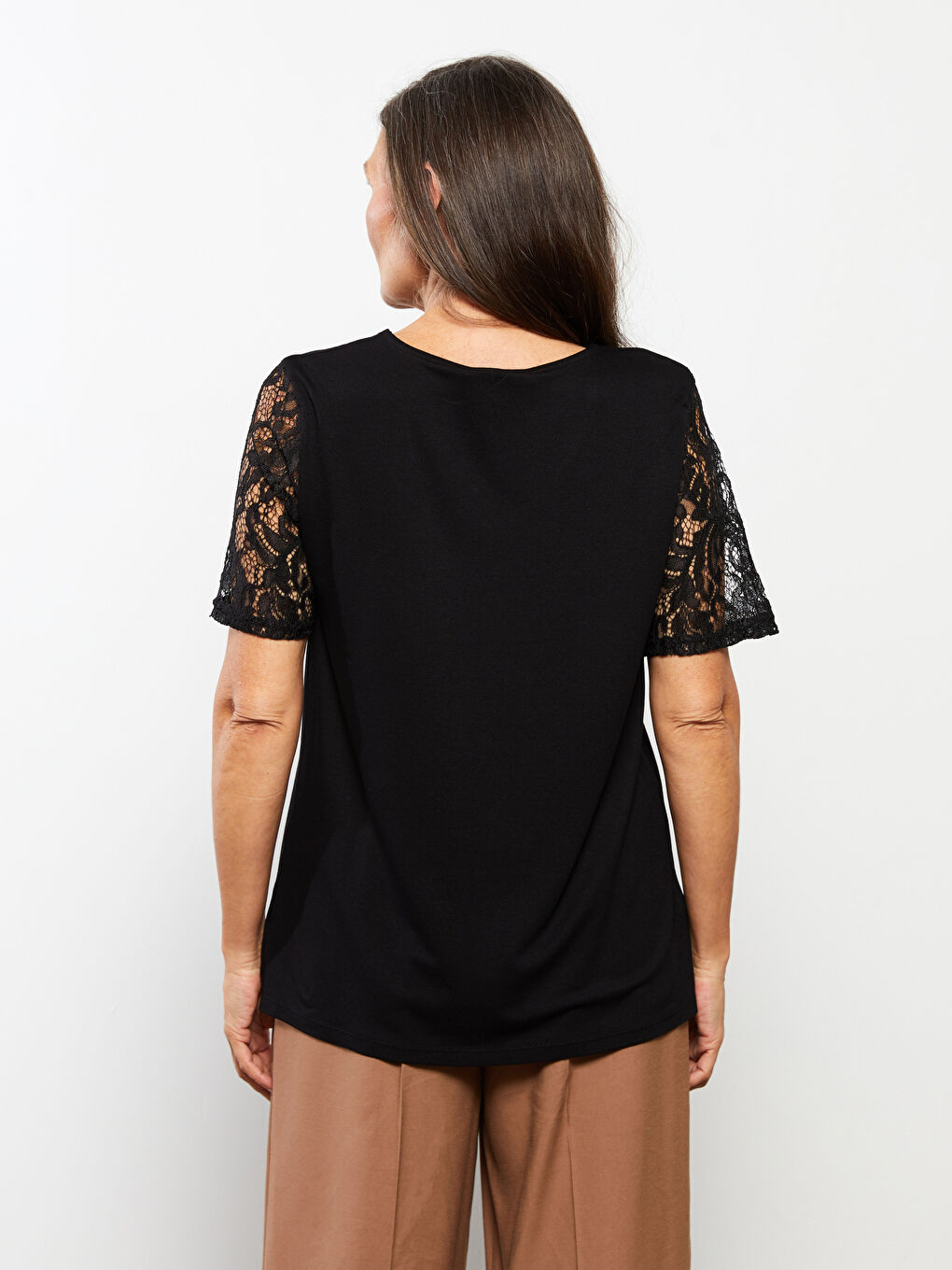 Siyah V Yaka Nakışlı Kısa Kollu Kadın Bluz-4