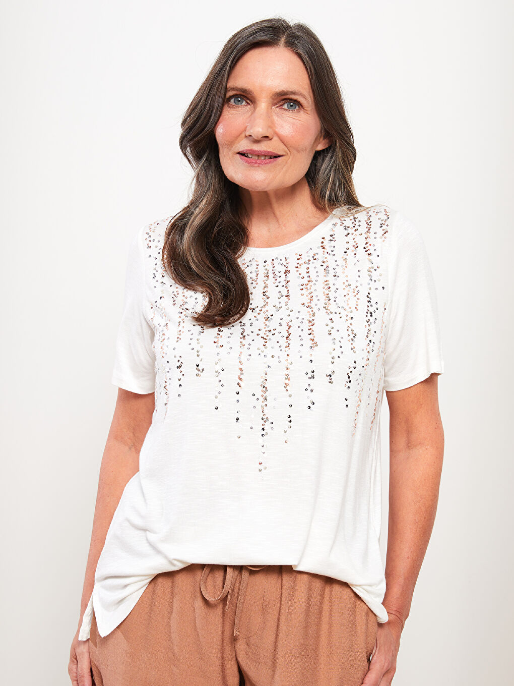 Ekru Bisiklet Yaka Pul Payet İşlemeli Kısa Kollu Kadın Tişört