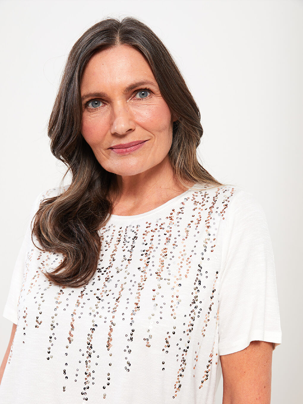 Ekru Bisiklet Yaka Pul Payet İşlemeli Kısa Kollu Kadın Tişört-2