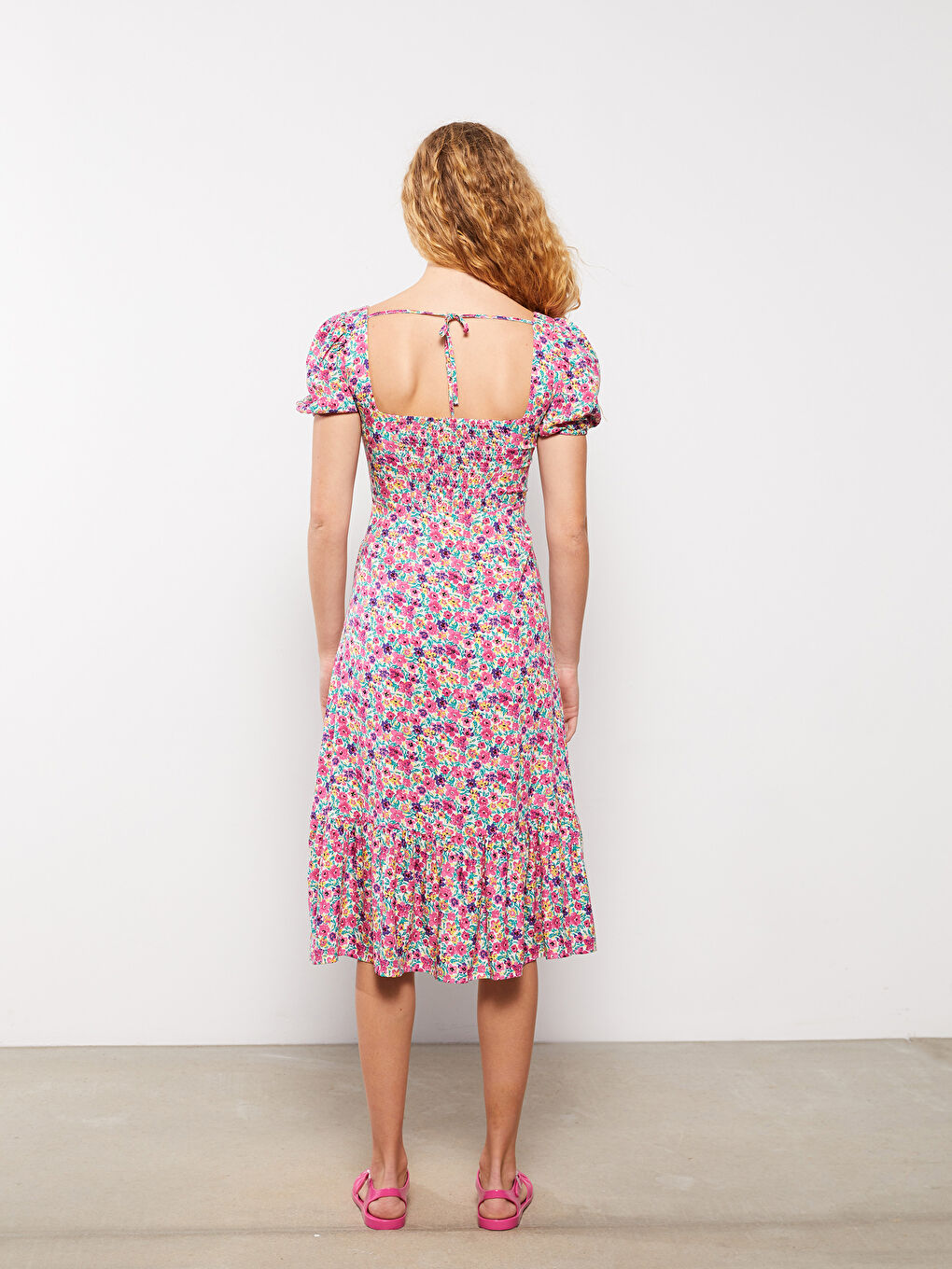 Pembe Kare Yaka Çiçekli Kısa Kollu Viskon Kadın Elbise-4