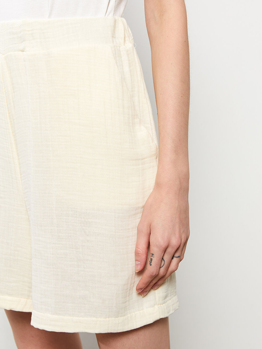 Bej Kadın Beli Lastikli Düz Şort-3