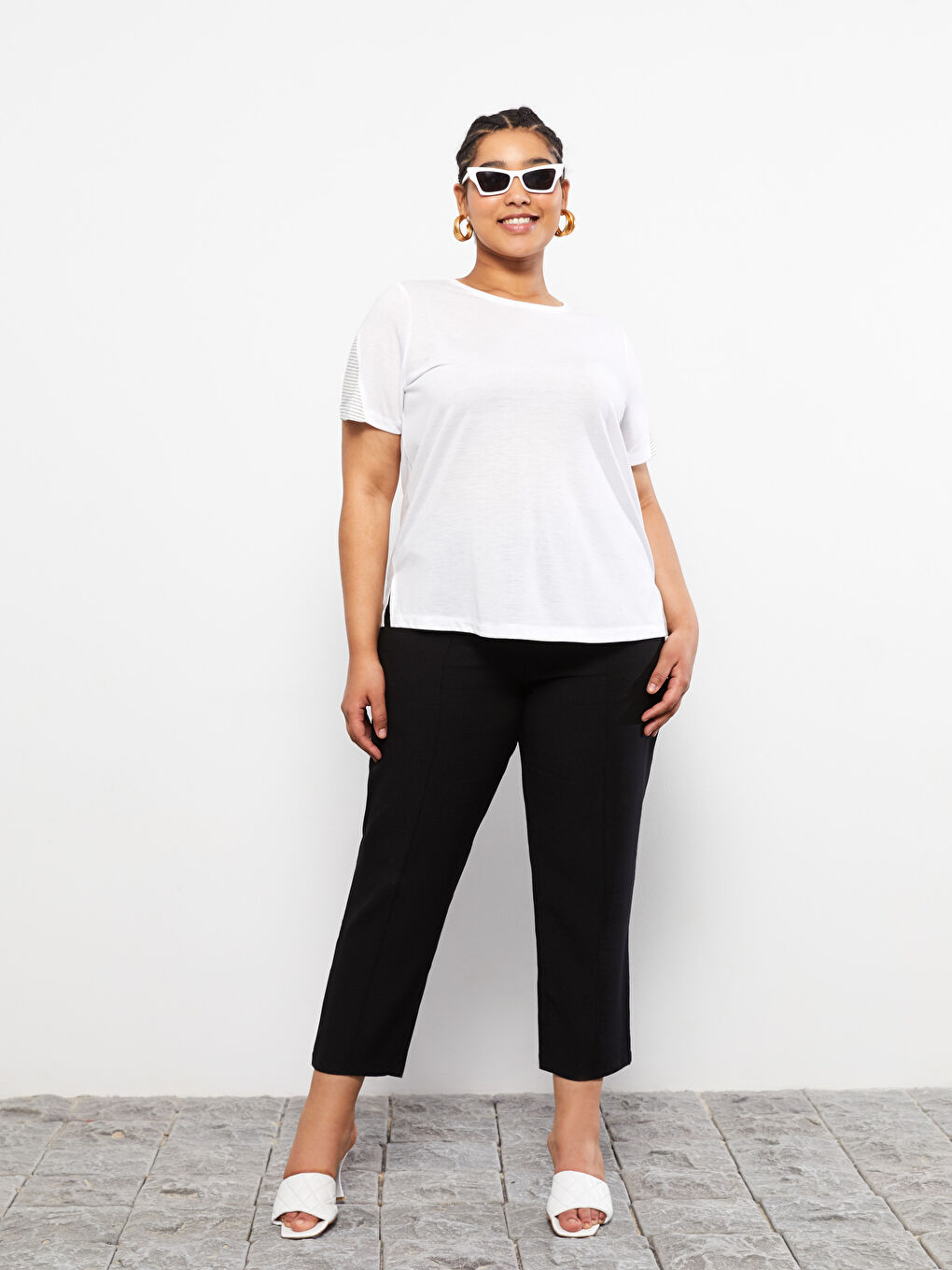 Beyaz Büyük Beden Bisiklet Yaka Düz Kısa Kollu Viskon Kadın Tişört-1